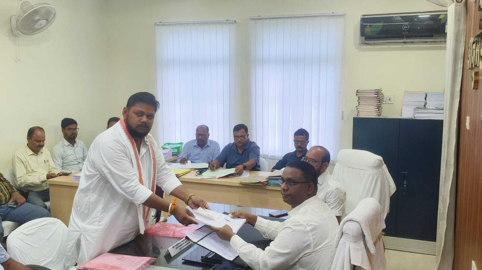 छातापुर विस क्षेत्र से निर्दलीय उम्मीदवार ने भरा पर्चा