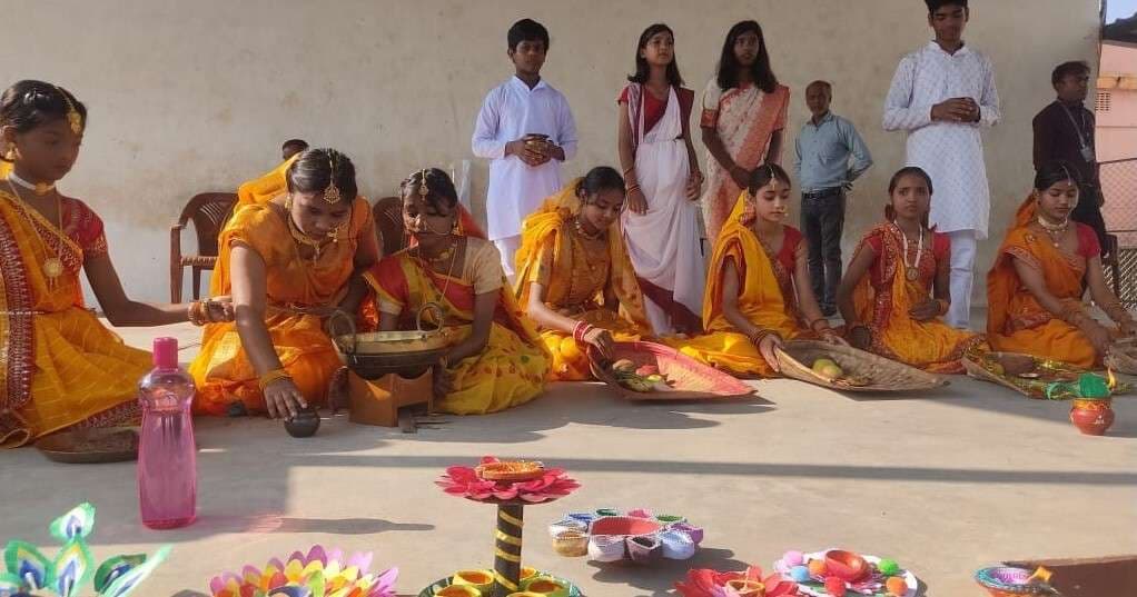 सेंट एंथोनी स्कूल में शहीदों के सम्मान में जले दीप