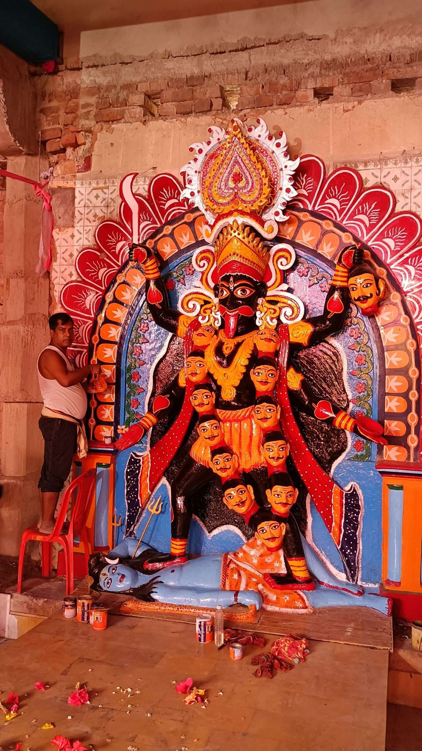बम काली प्रतिमा को अंतिम रूप देने में जुटे कलाकार
