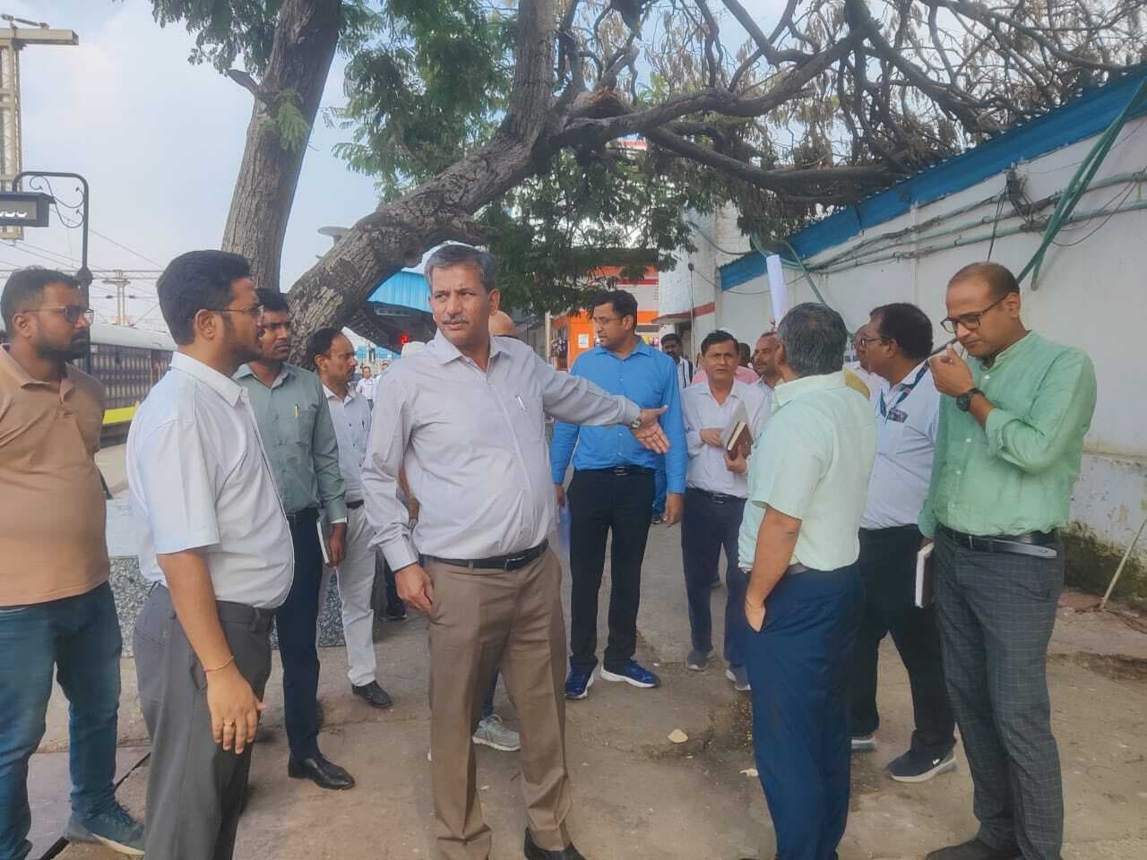 यात्री सुविधाओं, स्वच्छता व त्योहारों की  भीड़ प्रबंधन की तैयारियों पर विशेष ध्यान : डीआरएम