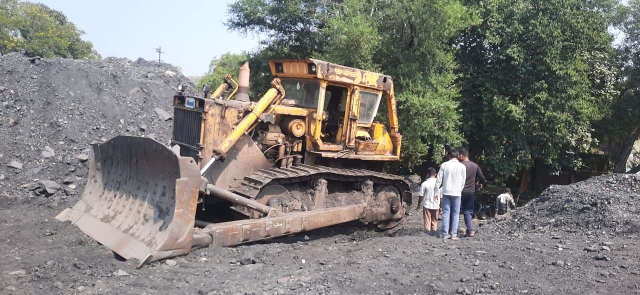 Dhanbad News : कोल डंप में खड़े डोजर से 120 लीटर डीजल की लूट