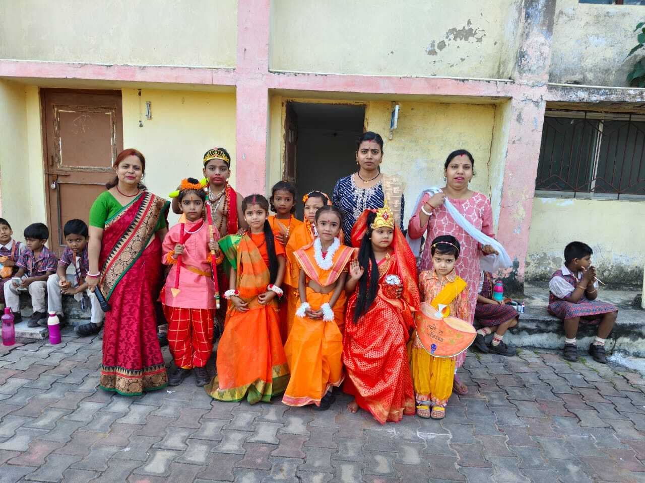 खाद्य पदार्थ छेना, लड्डू का सैंपल लेकर जांच के लिए भेजा