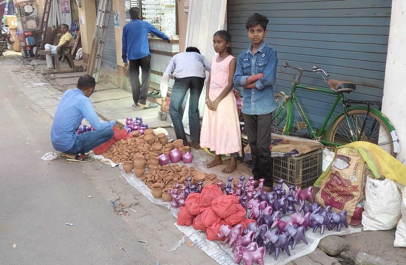 दीपावली को लेकर बाजार में बढ़ी रौनक