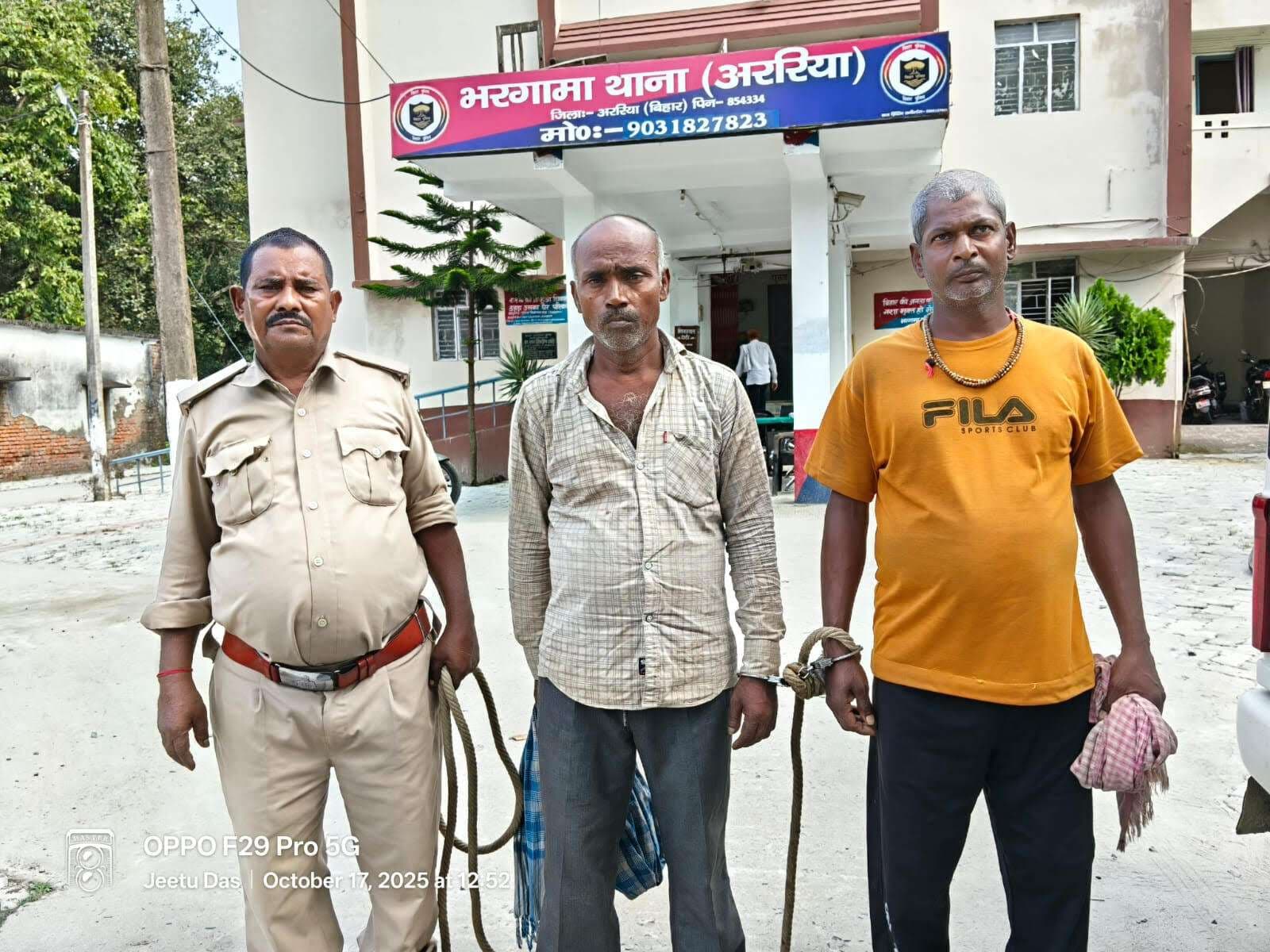 महिला व दो वारंटियों को किया गिरफ्तार