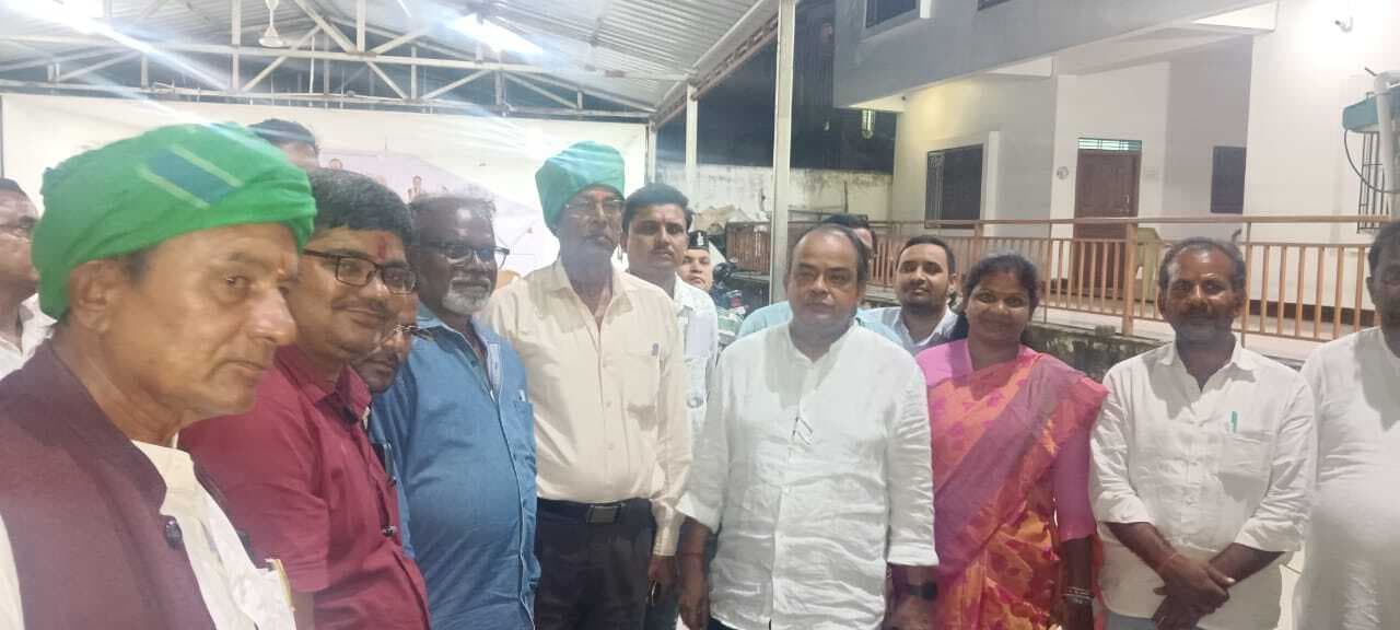 ग्राम प्रधानों के बीच सम्मान राशि व बाइक का हो वितरण