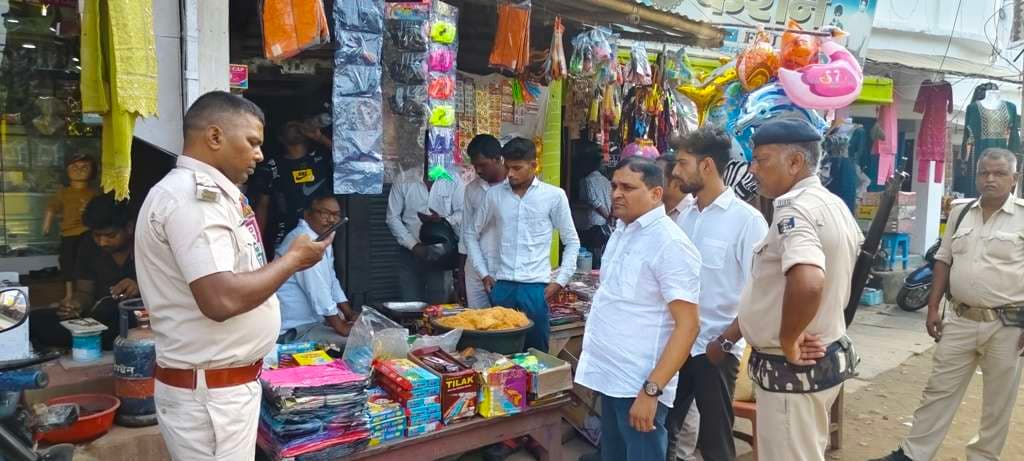 जिला प्रशासन ने पटाखा दुकानों की जांच कर दिये कई निर्देश