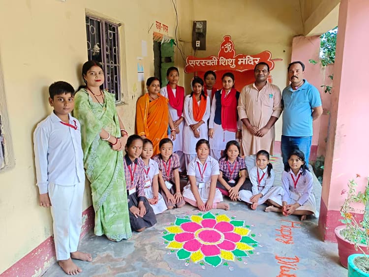 आगामी दीपावली पर बच्चों बनायी आकर्षक रंगोली