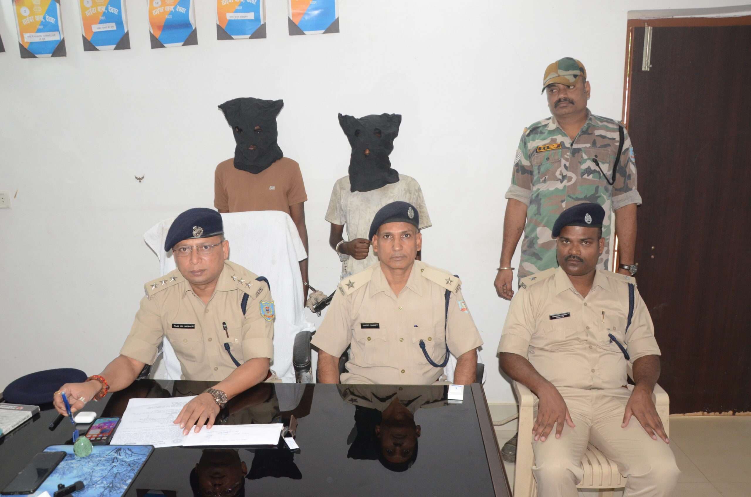 Deoghar News : मोबाइल छीनकर खाते से उड़ाये थे 91 हजार रुपये, दो सगे भाई गिरफ्तार