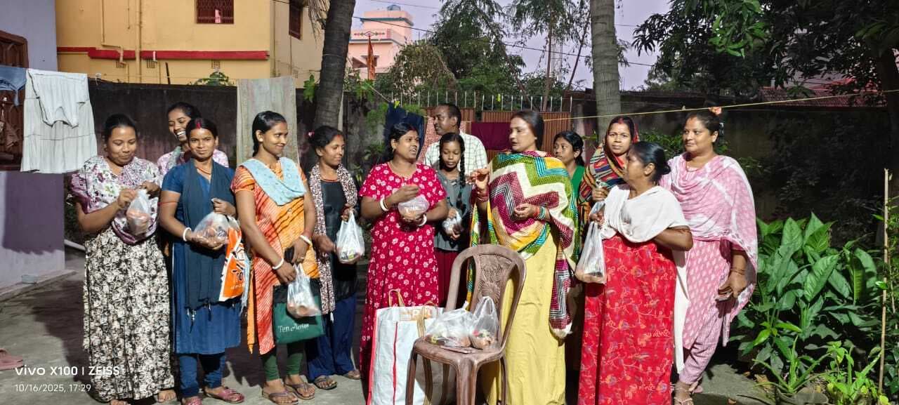 भाजपा नेत्री ने मिट्टी की दीये का किया वितरण