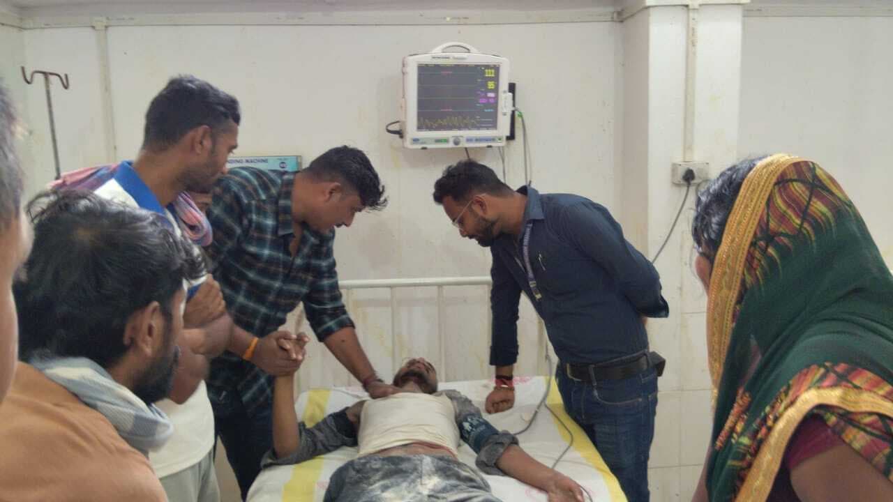 विद्युत तार की चपेट में आने से बस चालक हुआ मूर्छित, रेफर