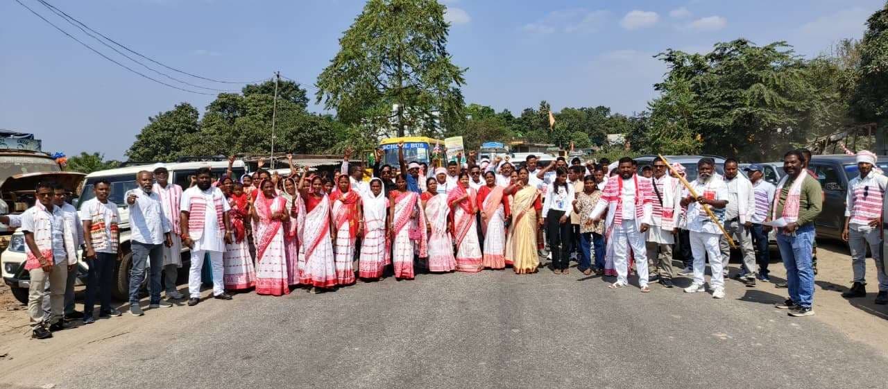 आदिवासी हुंकार महारैली में सैकड़ों आदिवासी शामिल