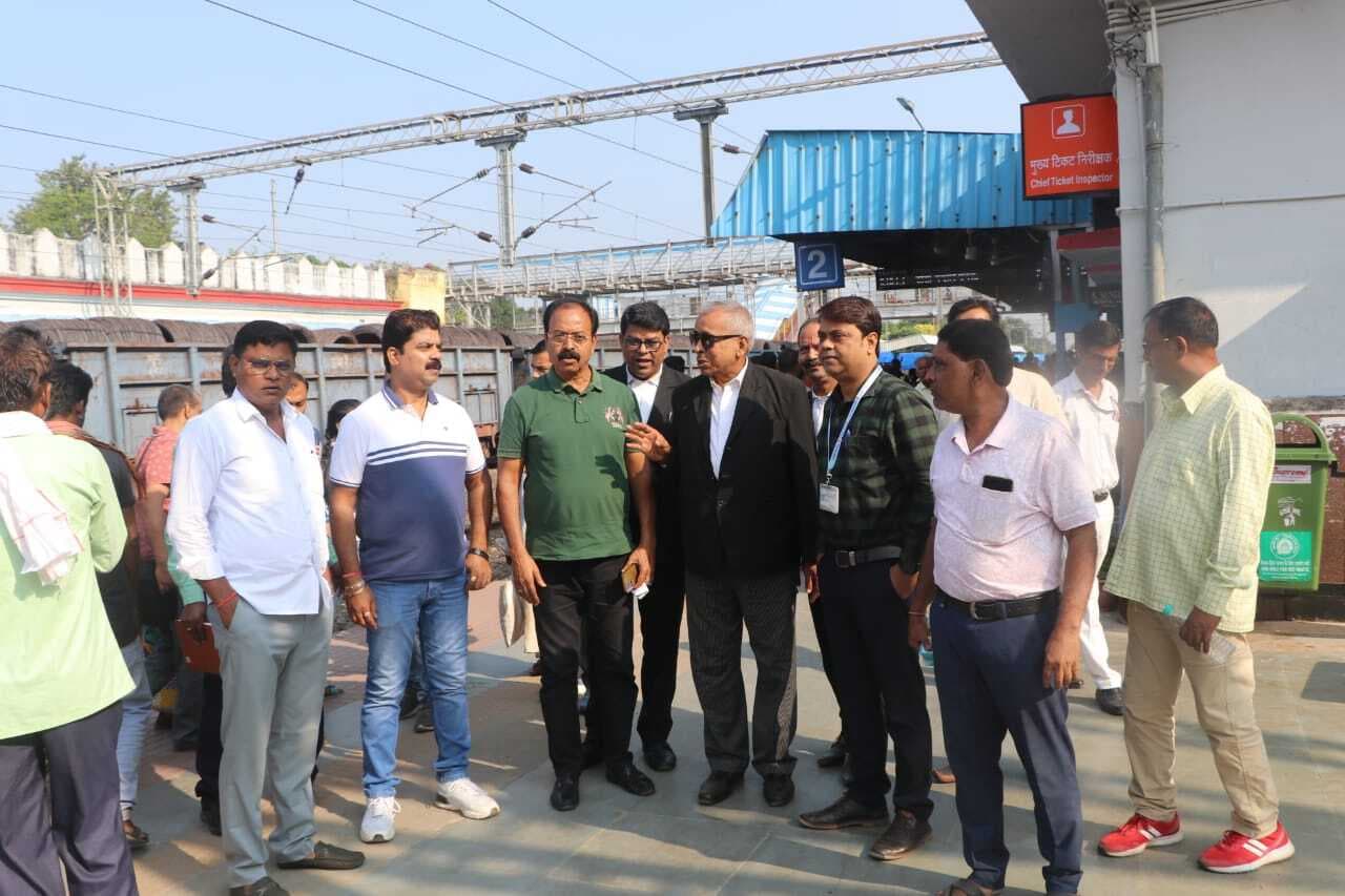 स्टेशन पर कचरा फेंकने के लिए करें कूड़ेदान का उपयोग