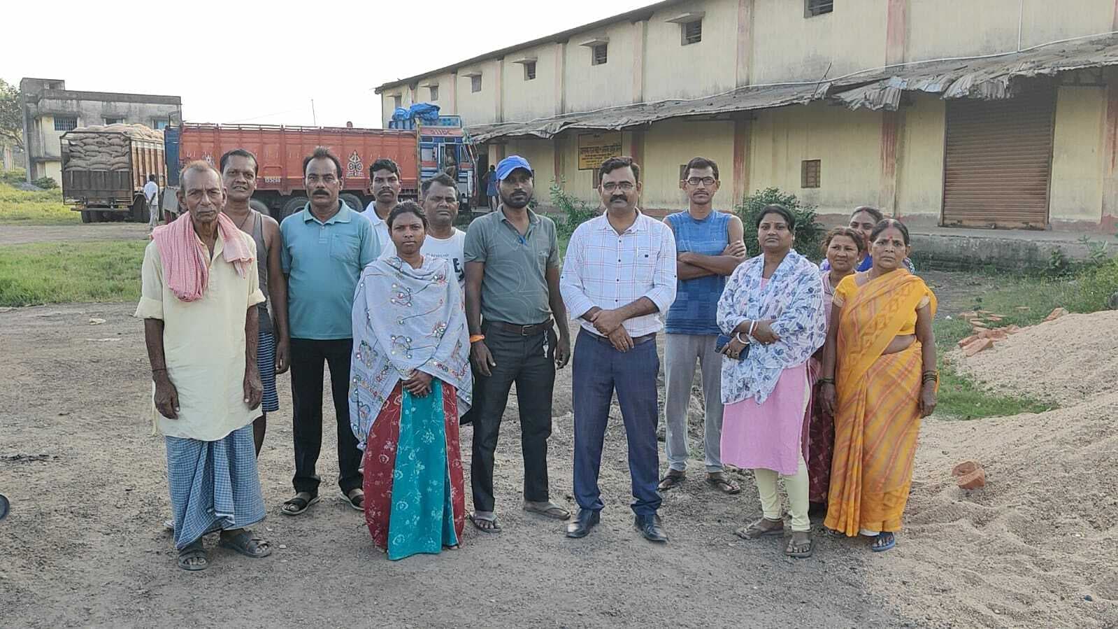 Dhanbad News : ग्रामीणों ने एफसीआइ गोदाम के समीप पक्कीकरण कार्य कराया बंद