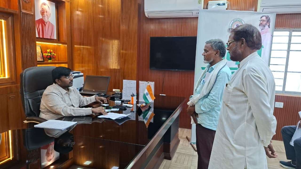 डीसी ने जनता दरबार में सुनी लोगों की समस्याएं