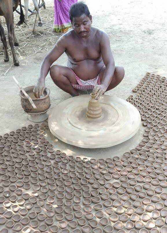 जिंदगी में रोशनी की उम्मीद में मिट्टी के दीये बना रहे कुम्हार
