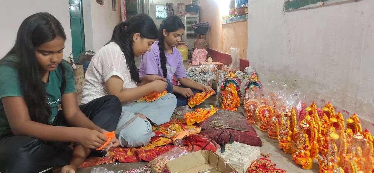 सात जिलों में बिकेंगे खलारी के लक्ष्मी-गणेश व दीया