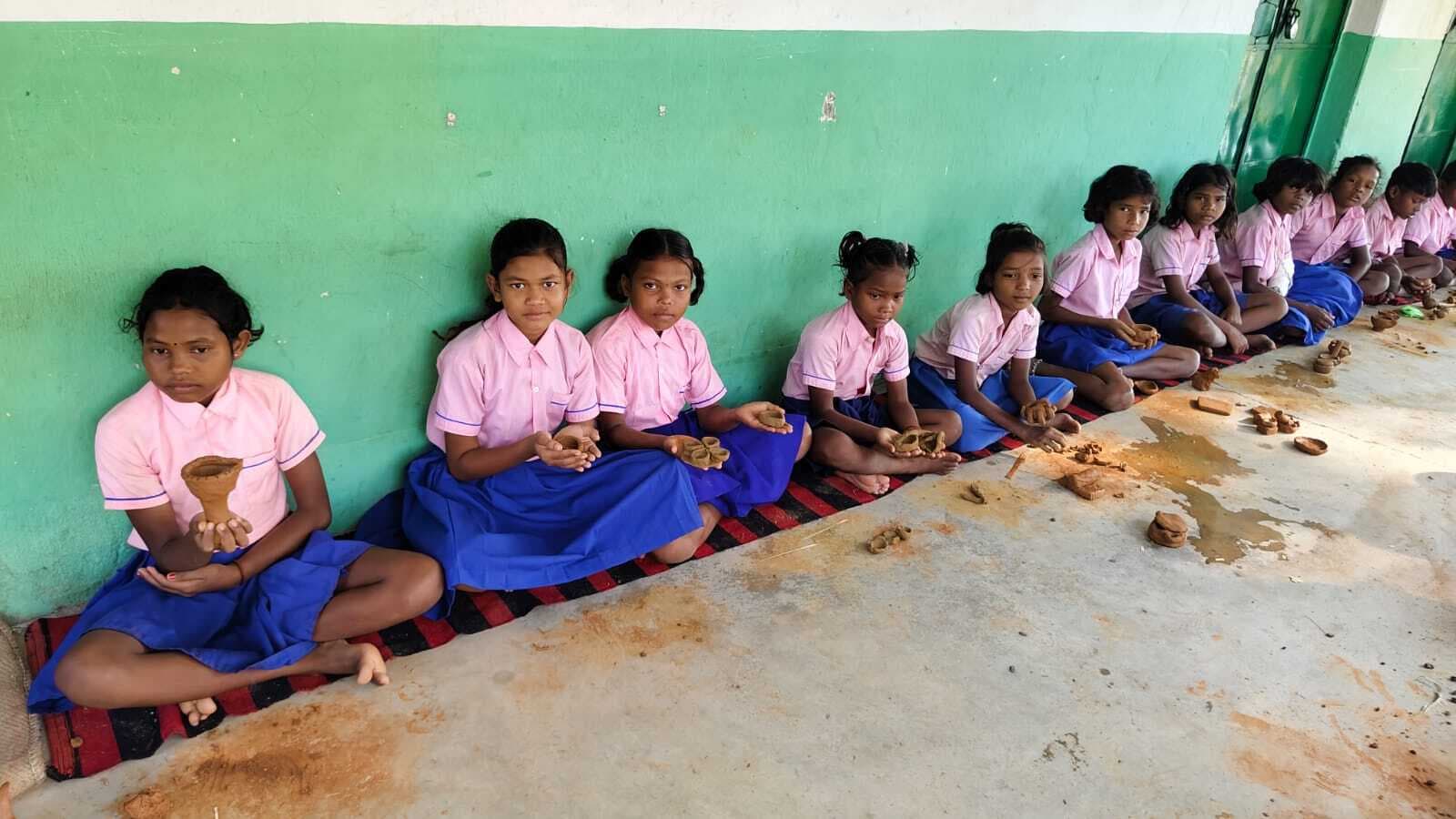 Giridih News :मिट्टी के दीये बनाकर बच्चों ने सजाये घरौंदे