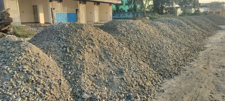 छह माह एक्टेंशन मिलने पर भी नहीं बनी सड़क