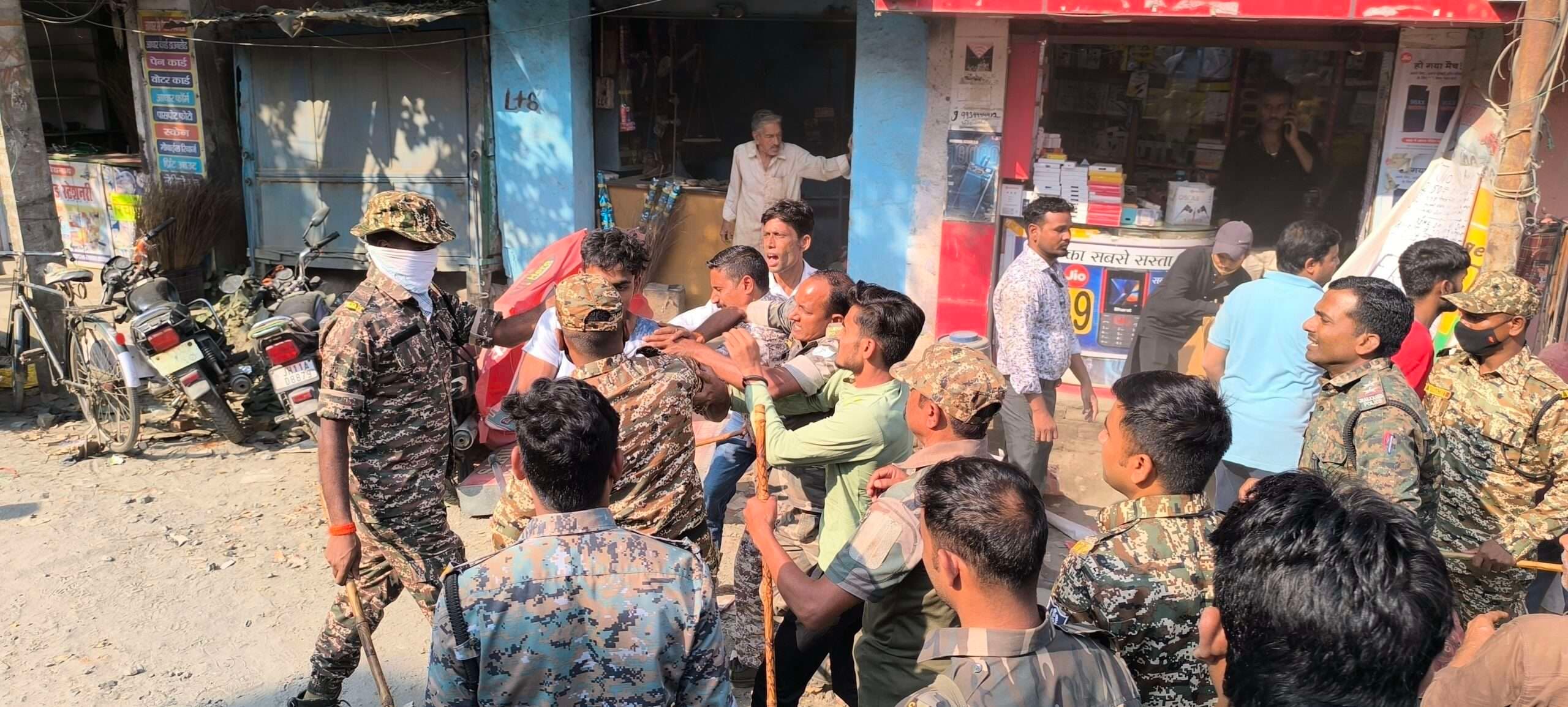 Giridih News :नगर निगम ने 24 दुकानों को खाली कराया, कुछ को तोड़ा, हुआ हंगामा