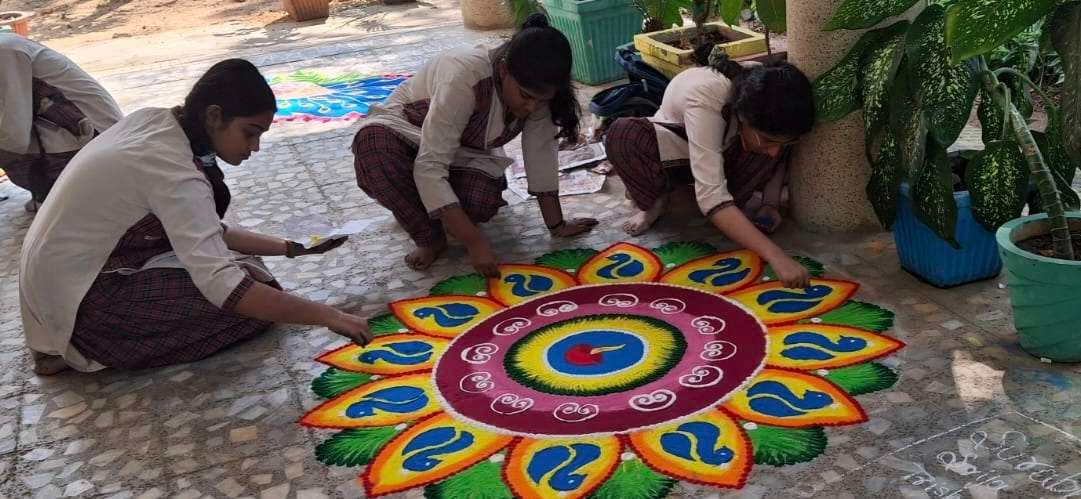 Giridih News :बीएनएस डीएवी में पूजा थाली सजाओं व रंगोली प्रतियोगिता