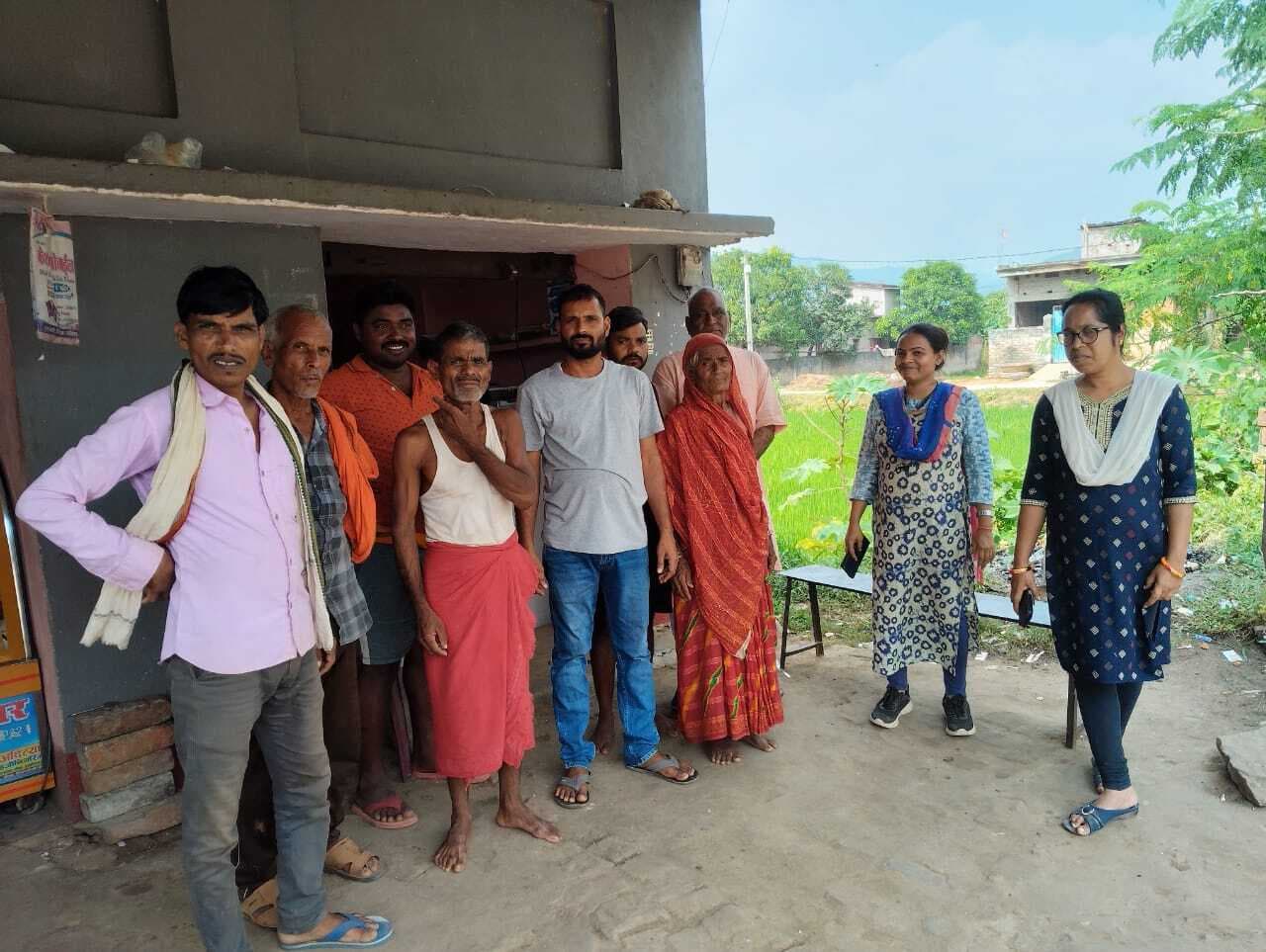 ग्रामीणों को मतदान करने के लिए किया प्रेरित