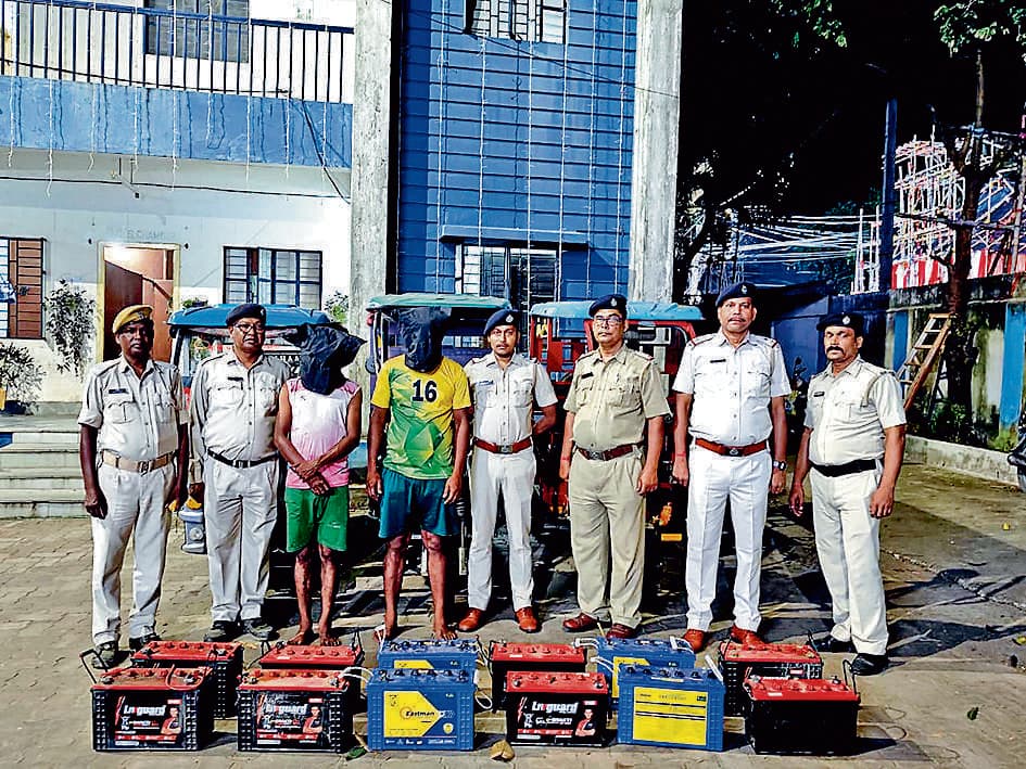 छातना में टोटो चोरी का पर्दाफाश, तीन इ-रिक्शे व 12 बैटरियां बरामद