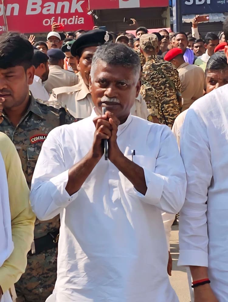 पांचवें दिन दस प्रत्याशियों ने भरा पर्चा, उमड़ी समर्थकों की भीड़