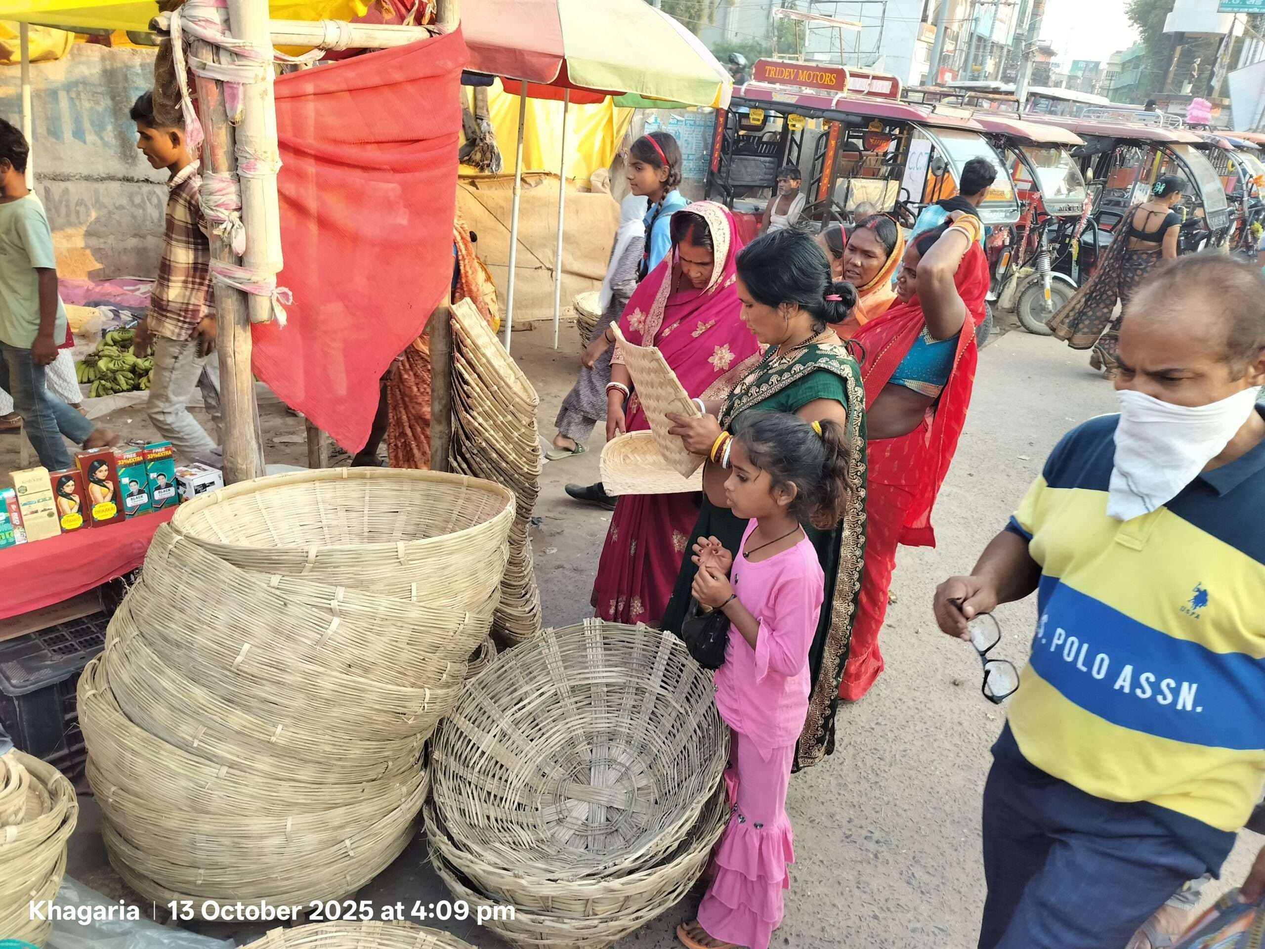 छठ पर्व को लेकर सूप टोकरी बनाने मेुं जुटे मल्लिक समुदाय के लोग