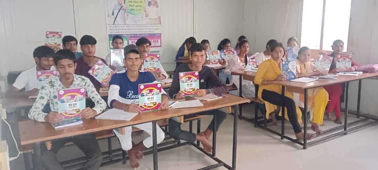 कुशल युवा कार्यक्रम के प्रतिभागियों को मिली पाठ्य सामग्री