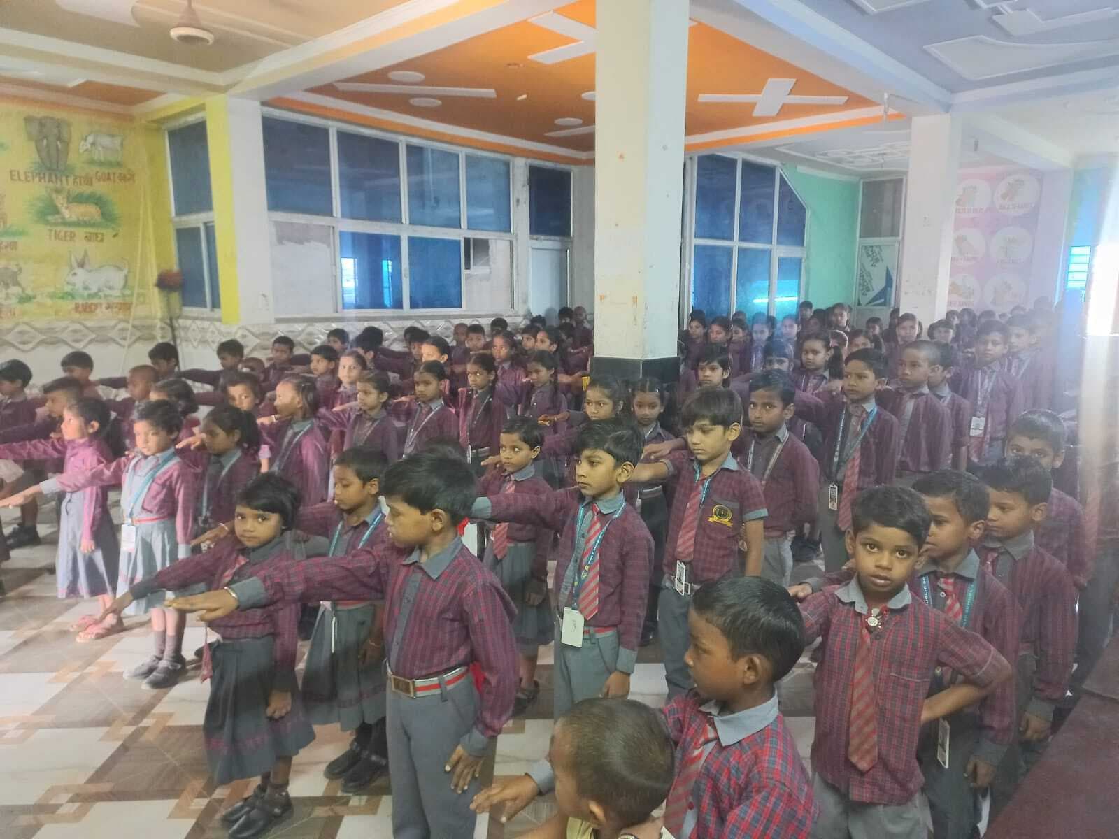 ग्रीन दीपावली मनाने को लेकर छात्र-छात्राओं को दिलायी शपथ