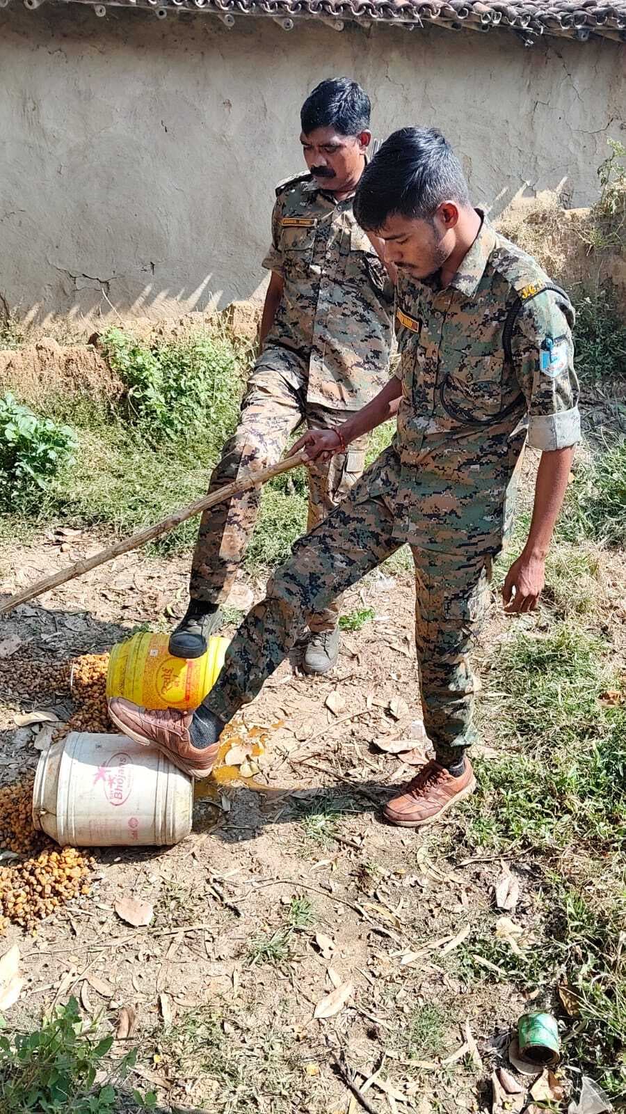 -300 किलो जावा महुआ व 50 लीटर शराब किया नष्ट