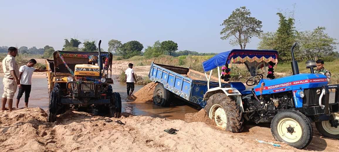 Giridih News :बालू के अवैध उठाव के खिलाफ कार्रवाई, छह ट्रैक्टर जब्त
