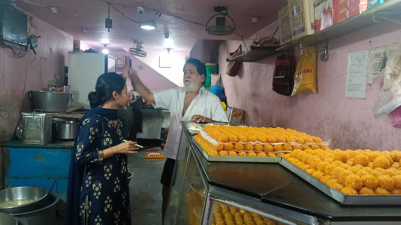 कई मिठाई दुकानों से खाद्य सुरक्षा पदाधिकारी ने लिया सैंपल