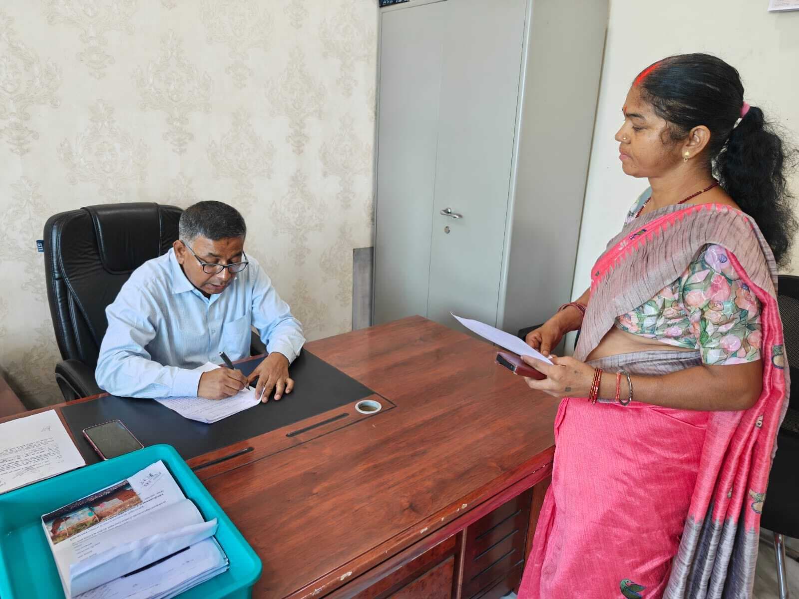 Giridih News :जिला नजारत उप समाहर्ता ने जनता दरबार में सुनीं समस्याएं