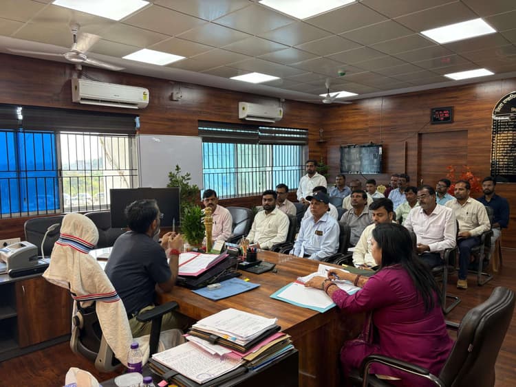 Giridih News :डीसी ने की भू-अर्जन से संबंधित कार्यों की समीक्षा