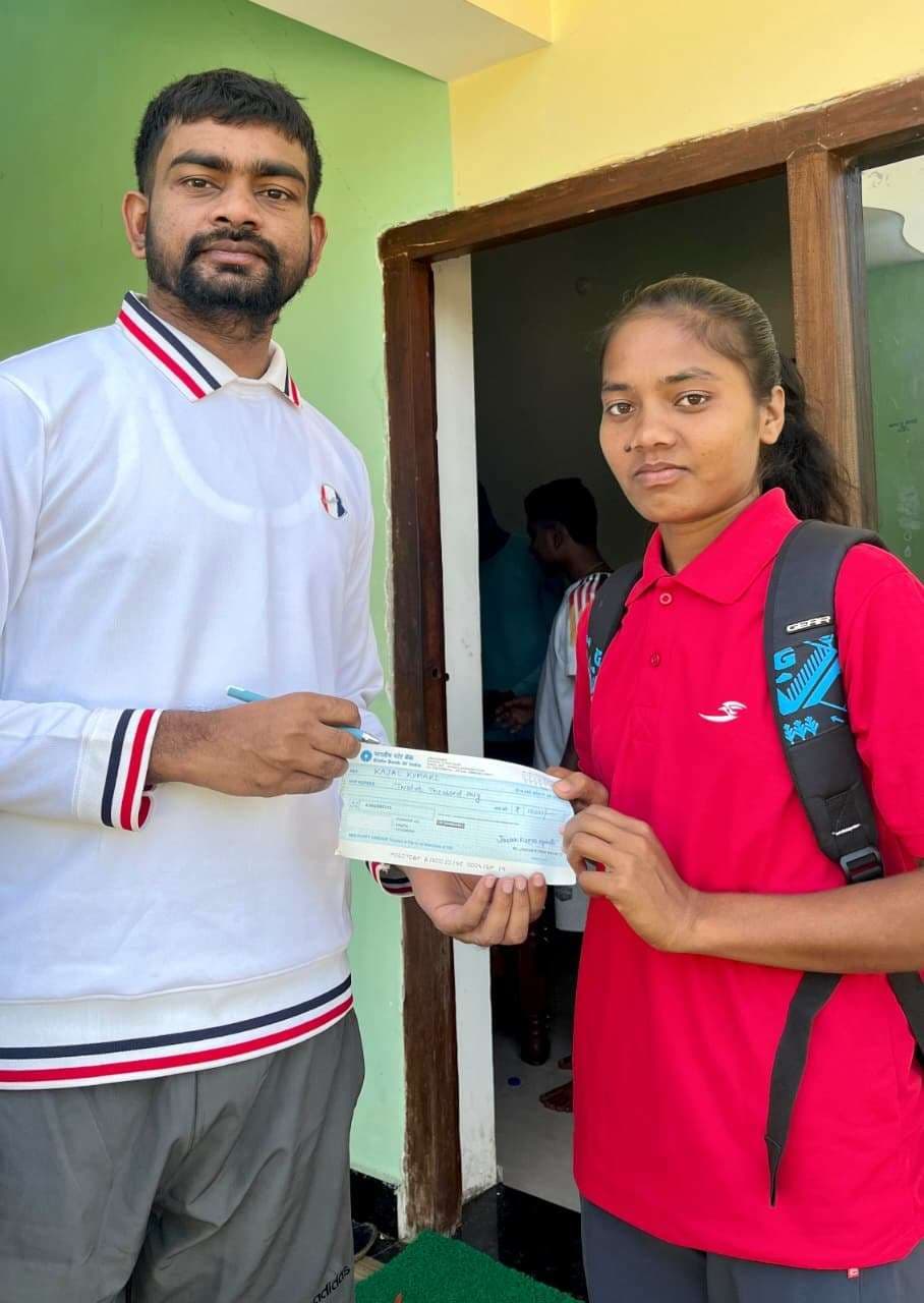 Giridih News :विधायक ने राष्ट्रीय कराटे चैंपियनशिप में भाग ने को ले युवती को दी मदद