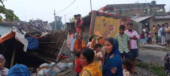 माल मंडरो में चिप्स लदे हाइवा के पलटने से घर क्षतिग्रस्त, बालक घायल