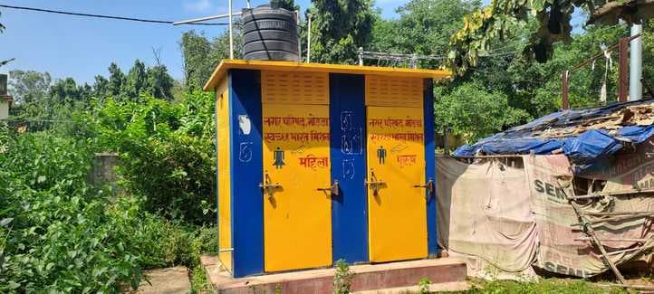 लाखों की लागत से बने सार्वजनिक शौचालय व यूरिनल बेहाल
