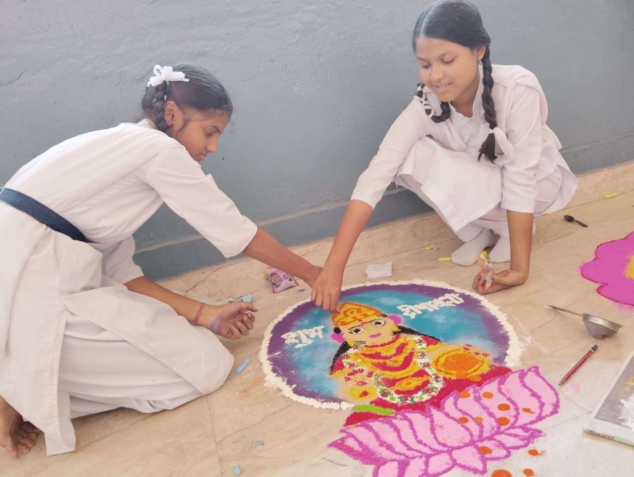 Chaibasa News : रंगोली व दीप सज्जा प्रतियोगिता में विद्यार्थियों की दिखी सृजनशीलता