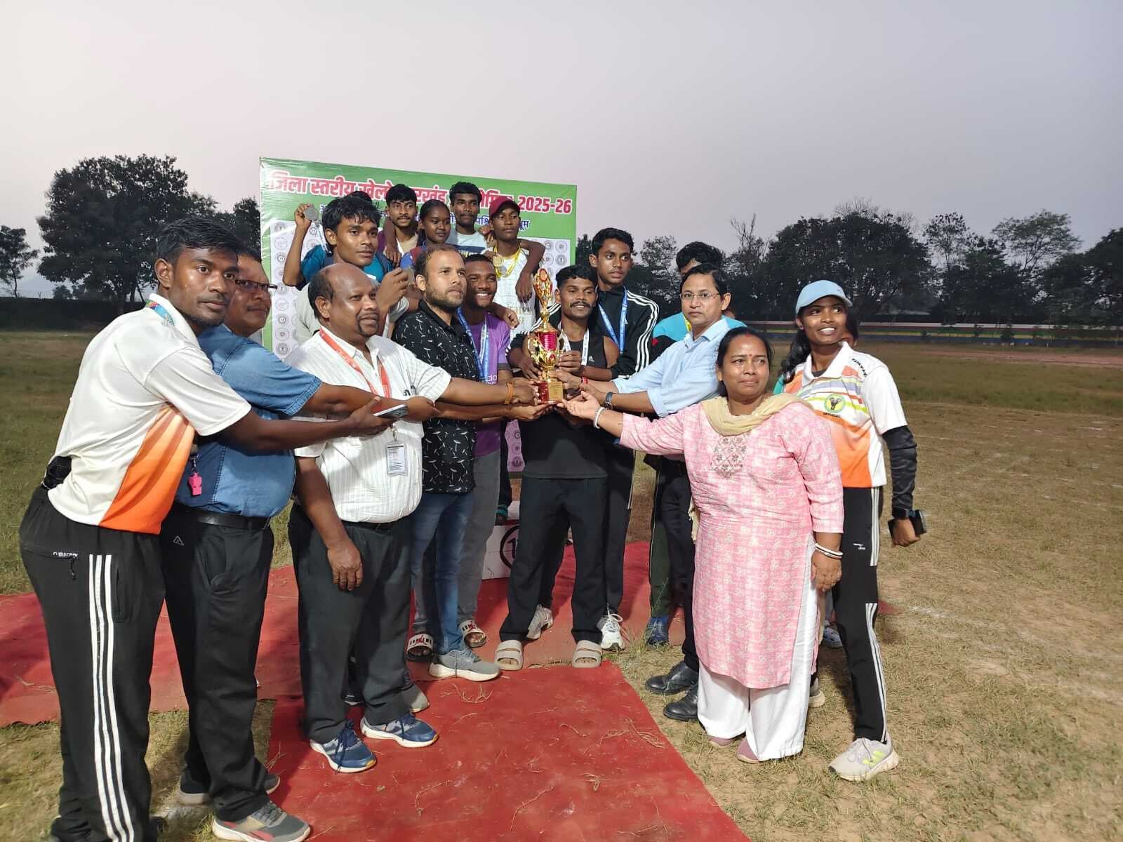 Chaibasa News : जिला स्तरीय एथलेटिक्स में चक्रधरपुर बना चैंपियन