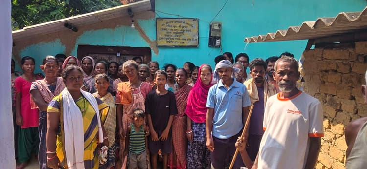 Chaibasa News : दो माह से नहीं मिला अनाज, कार्डधारियों ने किया हंगामा