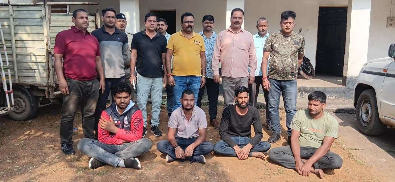 Chaibasa News : मालगाड़ी से अनाज उतारते पांच गिरफ्तार, 101 बोरी चावल और तीन वाहन जब्त