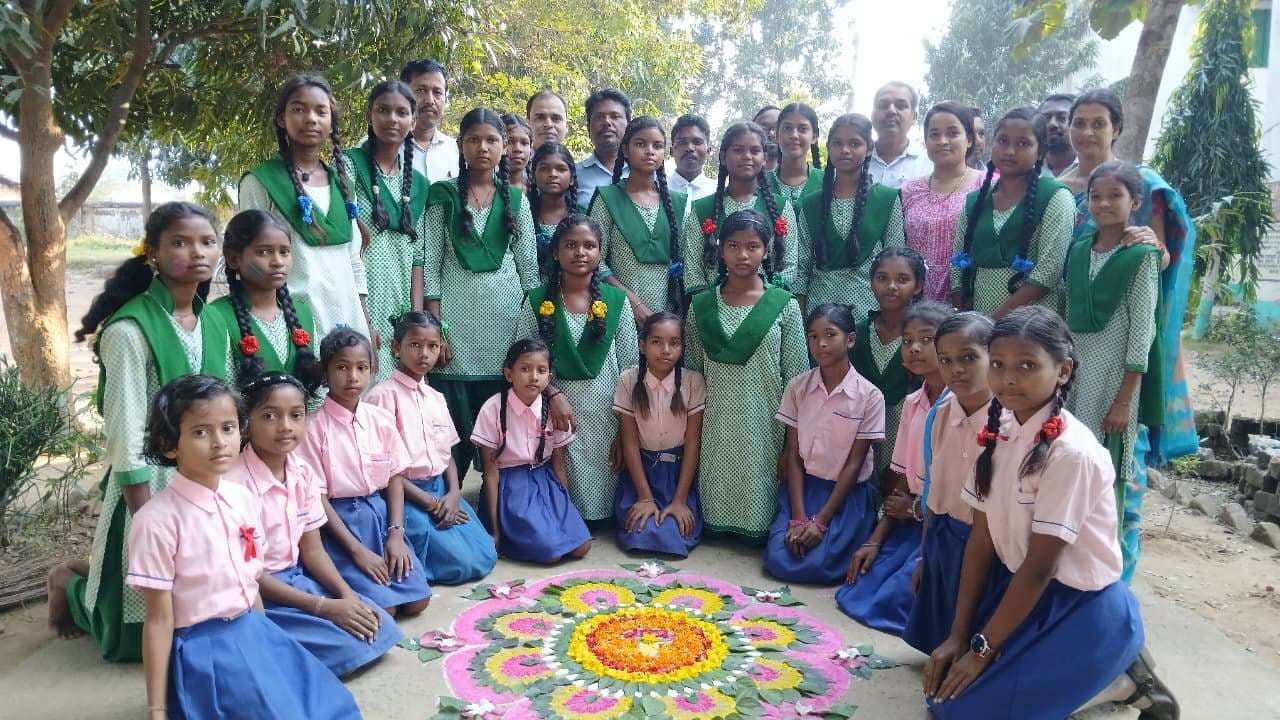 Seraikela Kharsawan News : रंगोली बनाओ प्रतियोगिता में पायल दास ग्रुप पहले स्थान पर