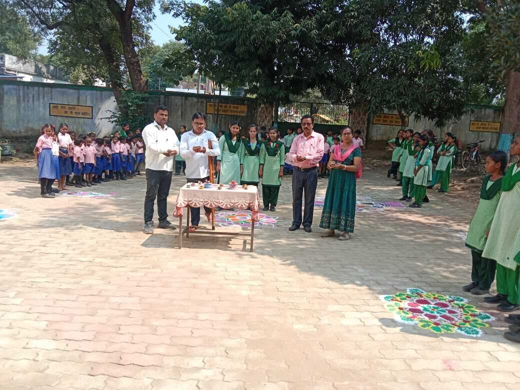 Seraikela Kharsawan News : रंगोली बनाओ में दुर्गारानी महतो ग्रुप अव्वल