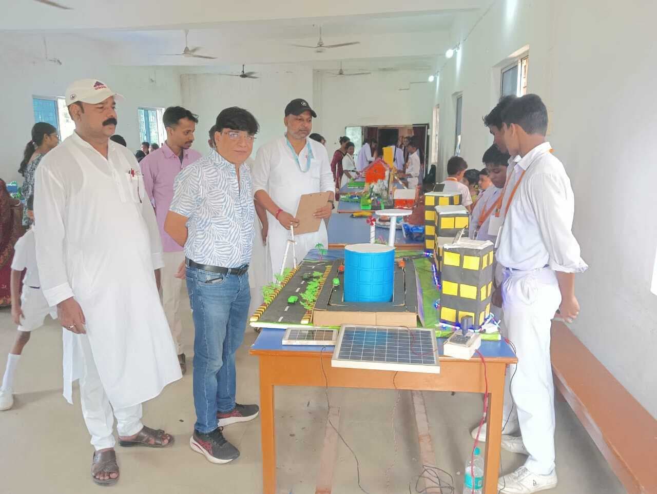 East Singhbhum News : कबाड़ से जुगाड़ प्रतियोगिता में बच्चों ने दिखायी रचनात्मकता