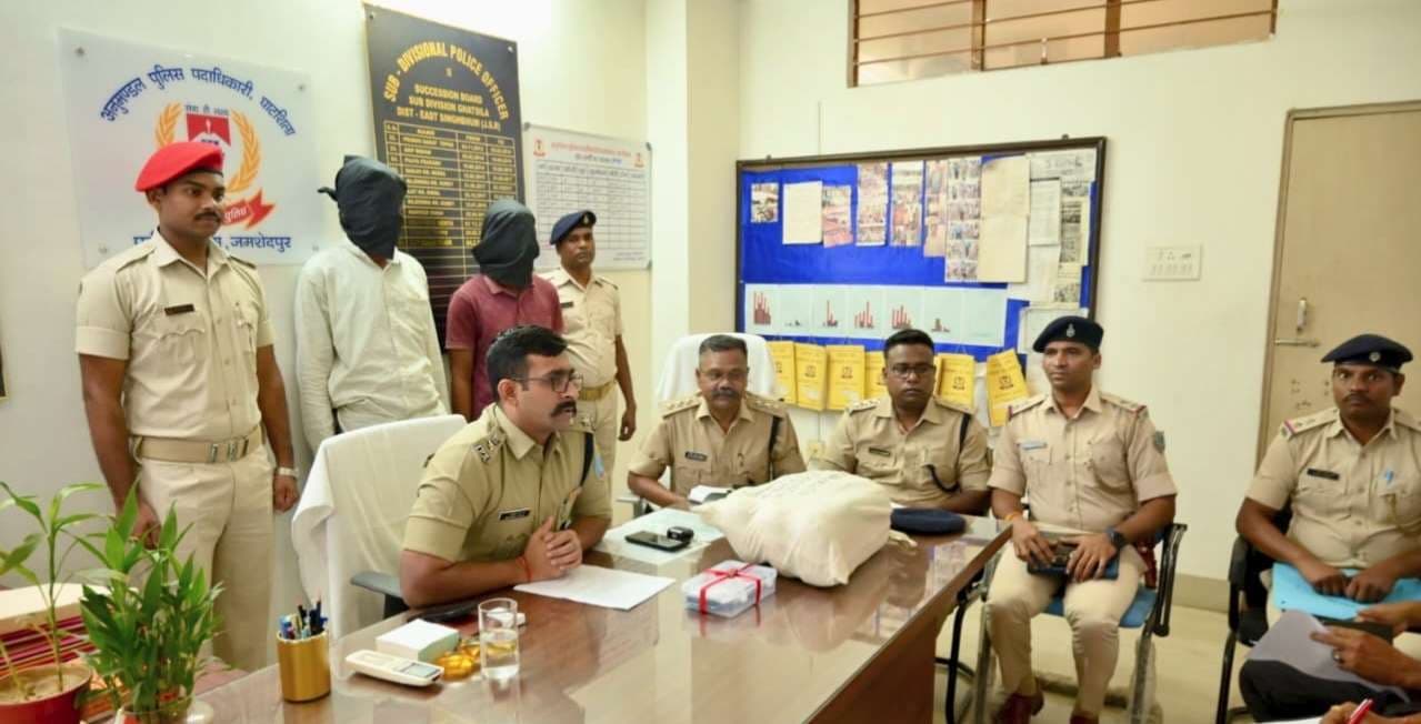 East Singhbhum News : बहरागोड़ा बॉर्डर पर पांच किलो गांजा के साथ दो तस्कर गिरफ्तार