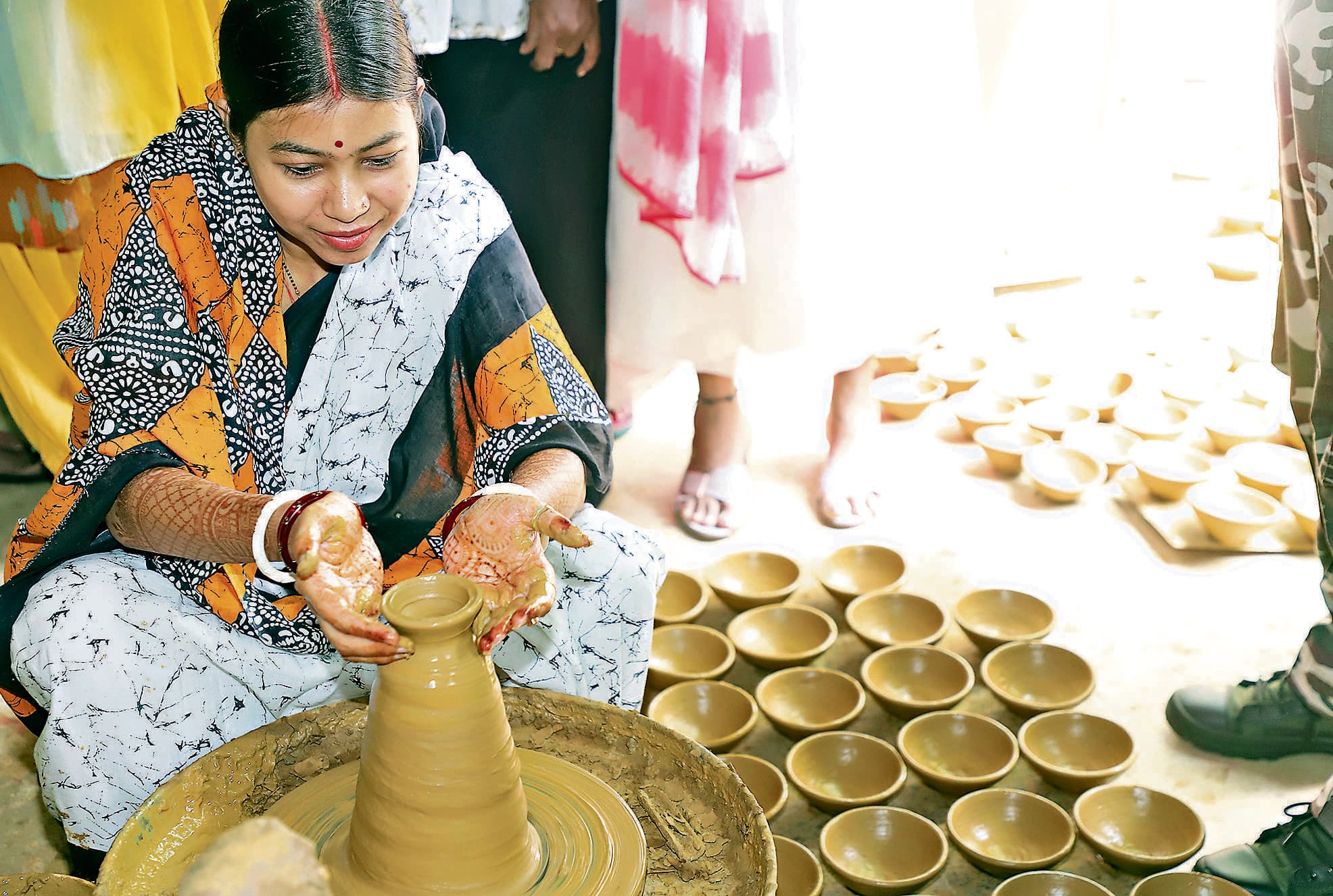 Jamshedpur News : विधायक पूर्णिमा साहू ने चाक पर दीया बनाकर ''वोकल फॉर लोकल'' का दिया संदेश