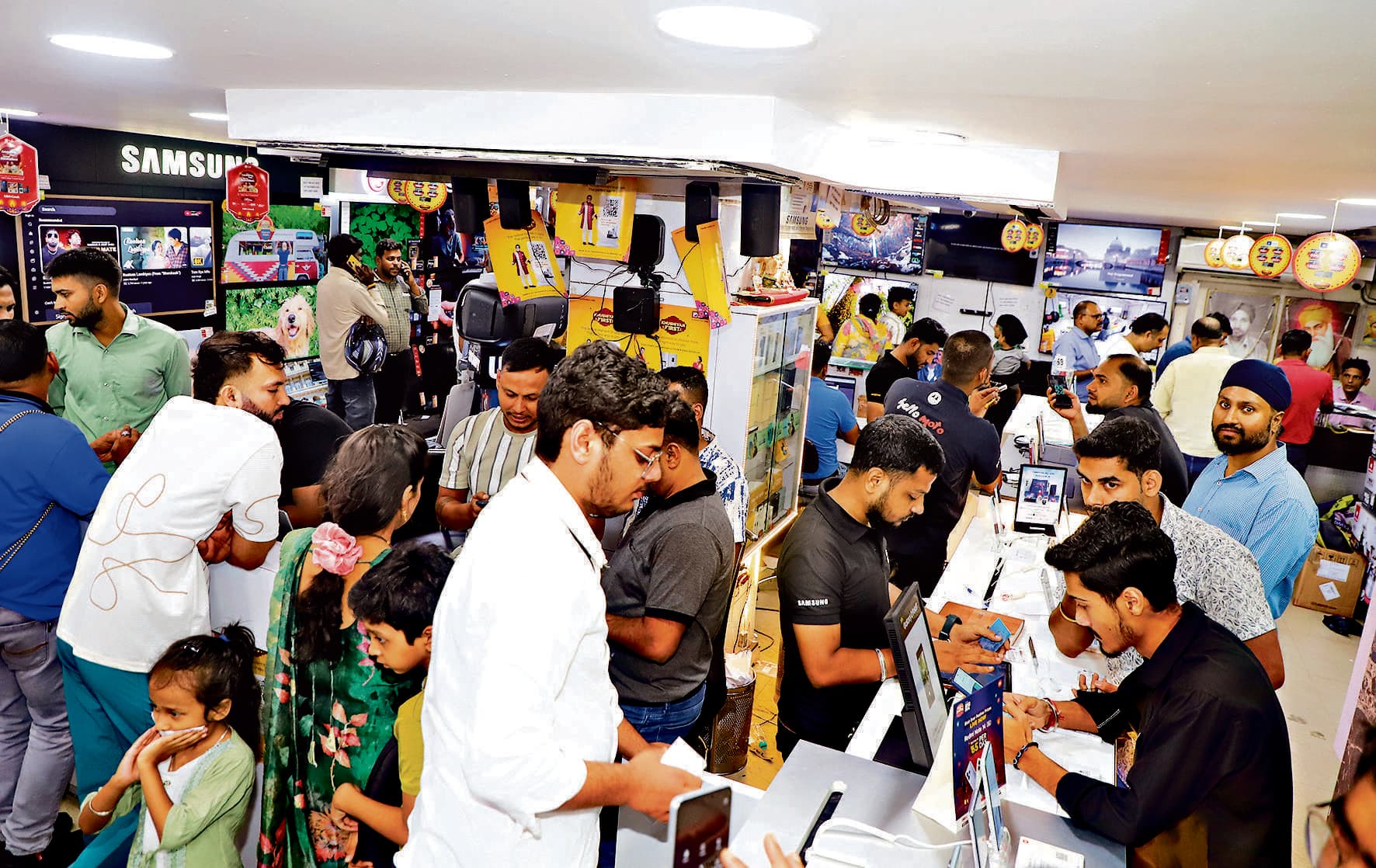 Jamshedpur News : सज गया धनतेरस बाजार, खरीदारी में जुटे ग्राहक