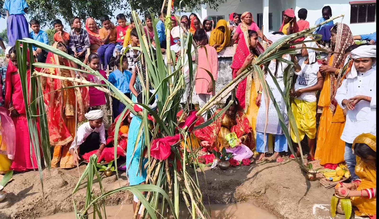 महुआरी विद्यालय में छठ को लेकर बच्चों ने प्रस्तुत की झांकी