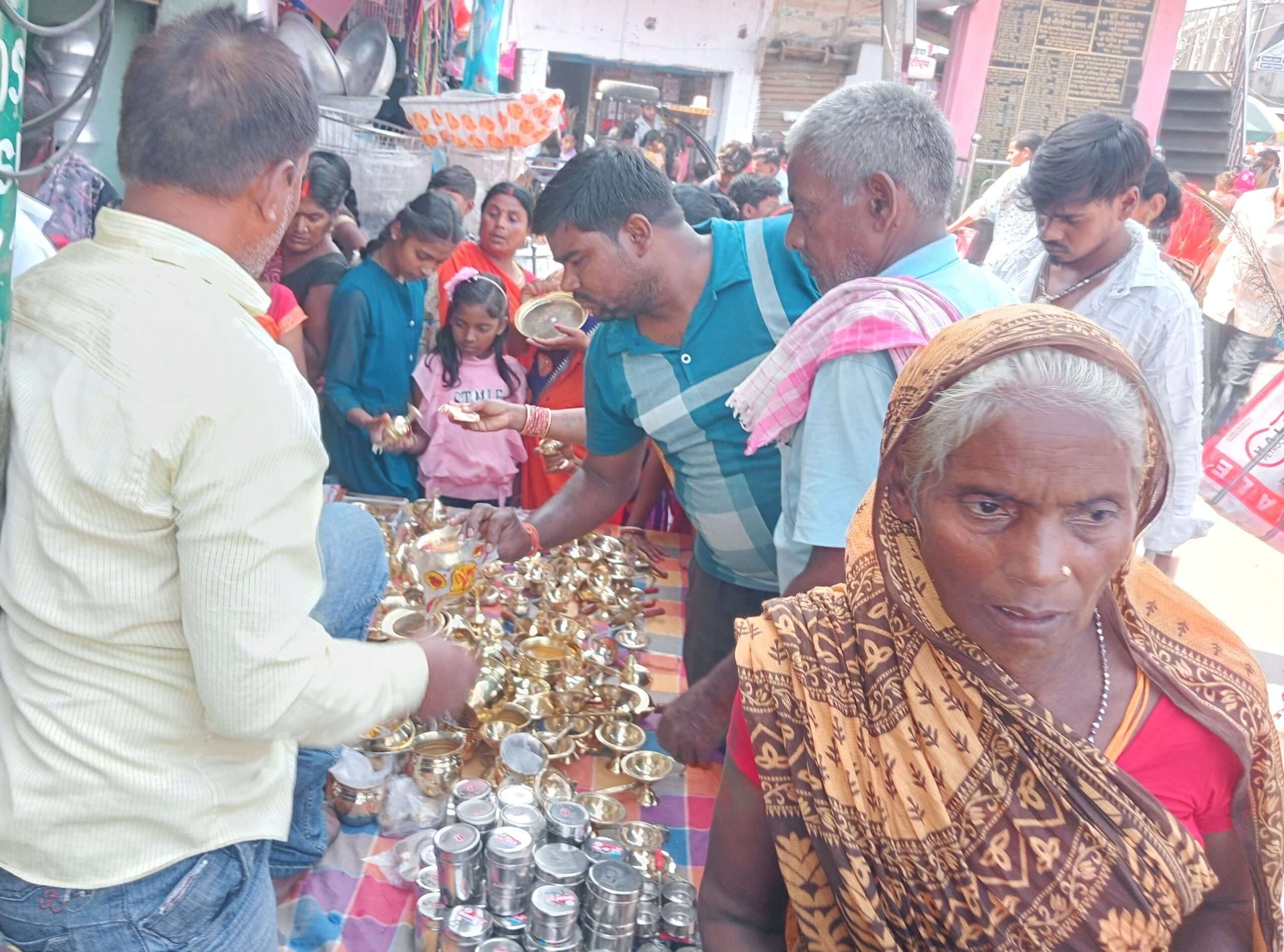 धनतेरस पर खरीदारी के लिए बाजारों में रही भीड़